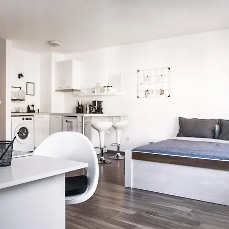 White сozy A Next To The Gondola アパート *